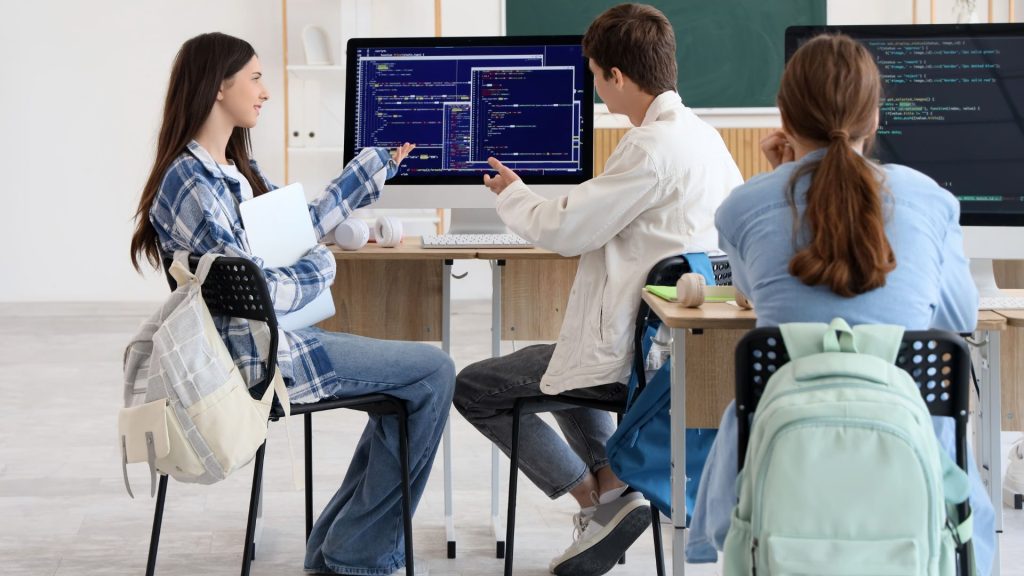 jeunes étudiants développeurs qui échangent sur leur code