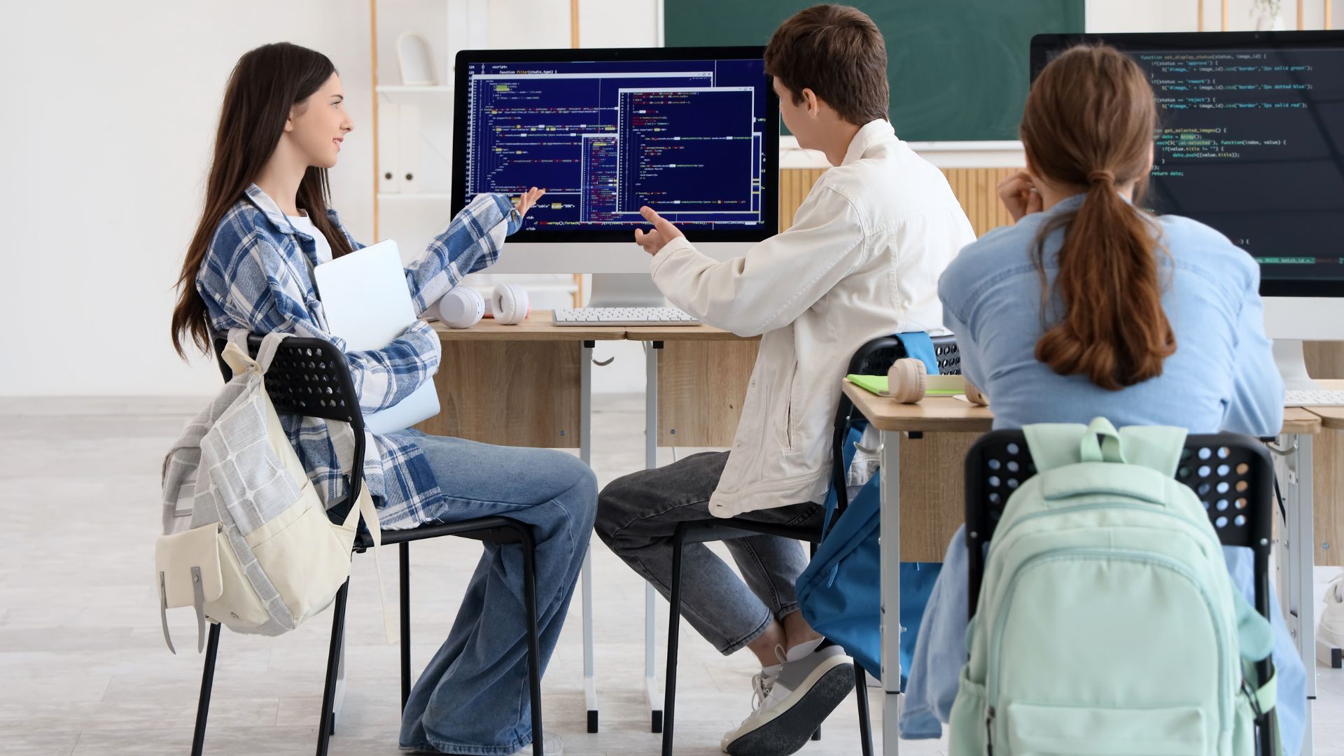 jeunes étudiants développeurs qui échangent sur leur code